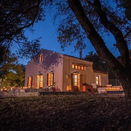 Rustic Escape - Private Haven Near The *
